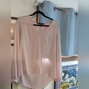 White House Black Market SZ 4 Blush Pink Pleated Blouse Glowy High-Low
